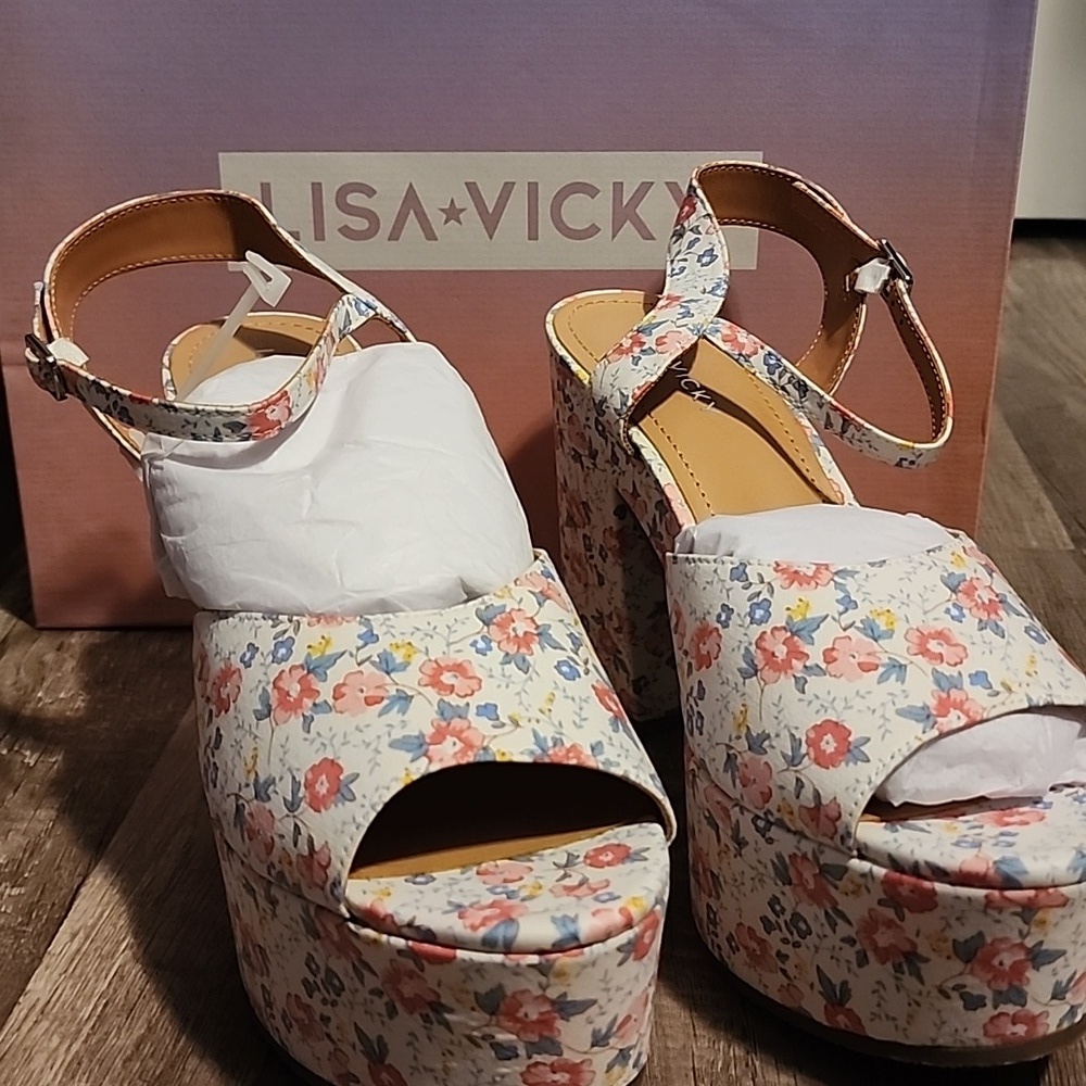 Lisa & Vicky Jig-V Green/Red Flower Print Platform Heel In Size 9. New!